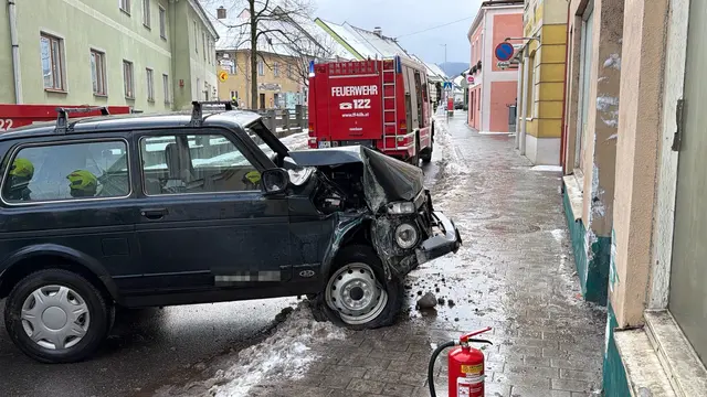 Der Pkw prallte im Ortsgebiet von Kilb frontal gegen eine Hausmauer. | Foto: DOKU-NÖ