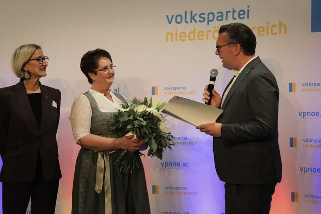 Landesgeschäftsführer Matthias Zauner ehrte Gerlinde Melik mit dem „Ehrenzeichen der Volkspartei NÖ in Gold“. | Foto: ÖVP Bezirk Hollabrunn