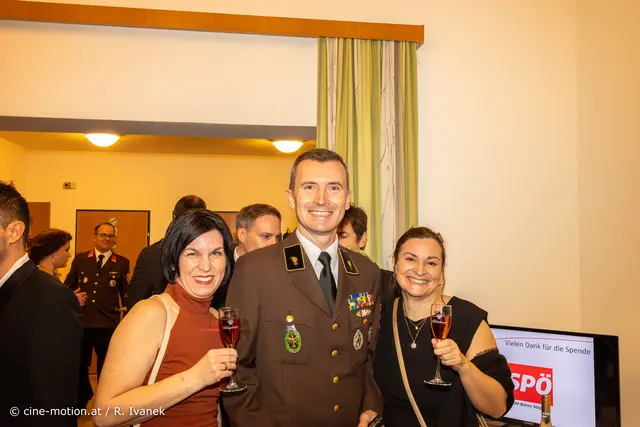 Andrea mit FT Philipp und Tina - Empfang mit Sekt (vlnr). | Foto: cine-motion.at / R. Ivanek