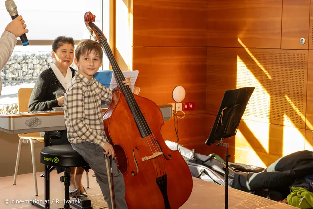Luka Aleksic auf dem Kontrabass und im Hintergrund Atsko Kogure am Klavier. | Foto: cine-motion.at / R. Ivanek