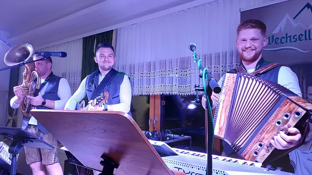 Mit der Wechselland-Musi ging's durch die Nacht. | Foto: RAXmedia