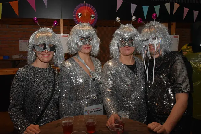 Hinter den Rominger Discokugeln verbergen sich Sabrina, Regina, Andrea und Monika | Foto: Alois Braid / zema.medien.de