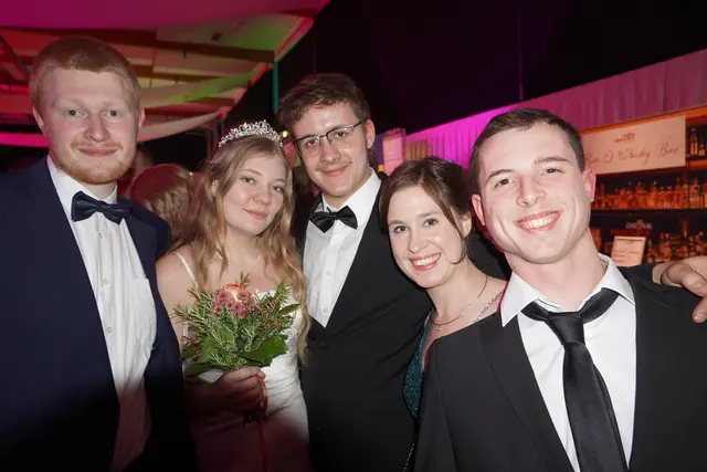 Eine fröhliche Tanzgruppe am Ballabend. | Foto: Michael Berger