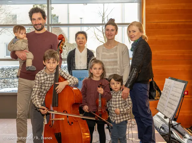 Familie Aleksic - eine Musikerfamilie aus Ebergassing mit Atsko Kogure. | Foto: cine-motion.at / R. Ivanek