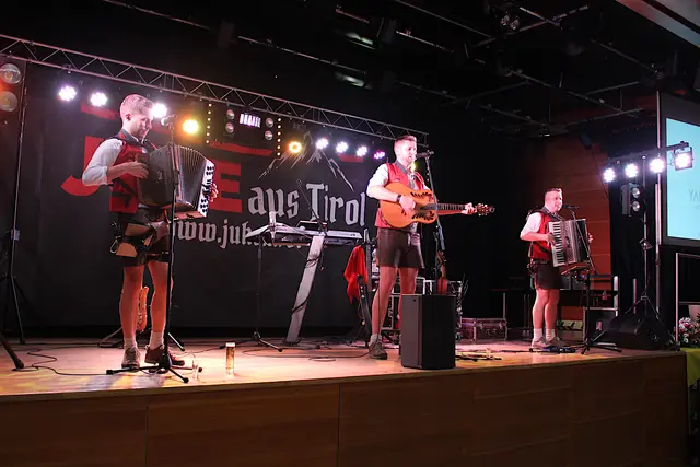 JUWE aus Tirol spielte auf.