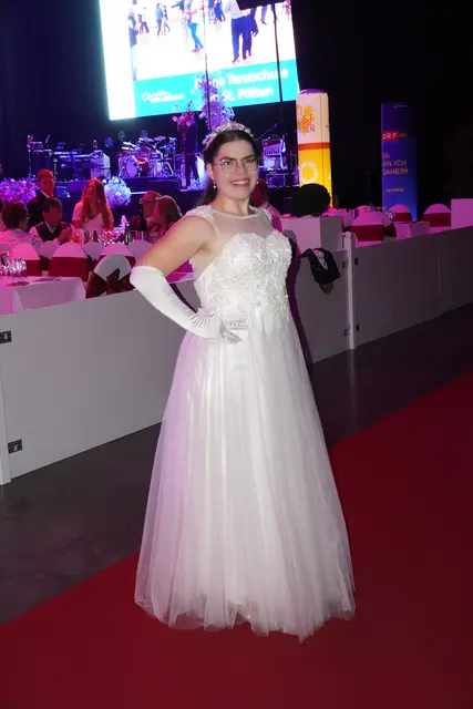 Julia Beck im Balkleid. | Foto: Michael Berger