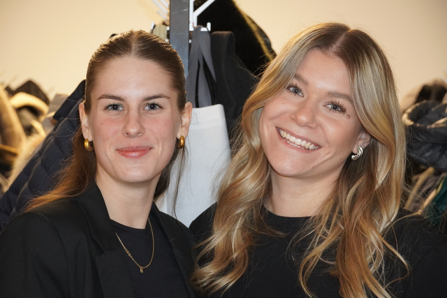 Die Garderoben-Damen mit einem freundlichem Lächeln. | Foto: Michael Berger