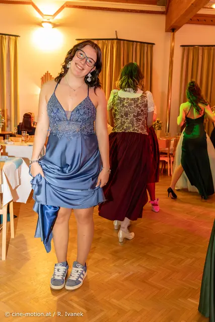 So ein Sneaker unter dem Abendkleid hat was an sich. | Foto: cine-motion.at / R. Ivanek
