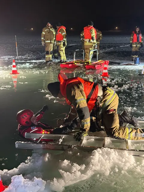 Die Eisrettungsübung der FF Eben und Pertisau fand bei klirrender Kälte statt.  | Foto: ZOOM-Tirol