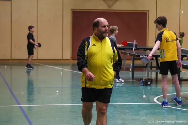 Franz Reiss im Vordergrund - genaue Beobachtung der Trainingseinheit. | Foto: Union Horn - Sektion Tischtennis