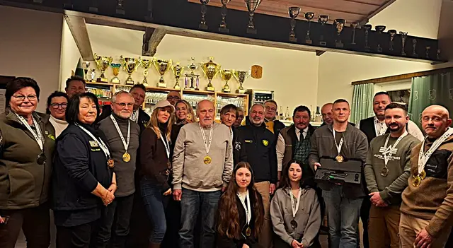 Gabi Ullmann, Irene Zeilinger, Toni Raab, Andrea Meißl, Hans Niederle, Thomas Exler, Ivana Floyd, Walter Ofenauer, Victoria Schuch, Karl und Birgitt Kubjacek, Alex Hutterer, Helmut Marschitz, Rudi Hutterer, OSM Josef Kohzina, Franz Jahn, Andreas Bachmayer, Gernot Wieder, Patrick Ellinger, Bernhard Franek und kniend Mia und Tamara Kubanik. | Foto: Christine Kohzina 