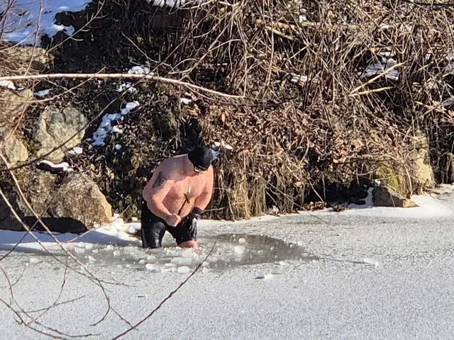 Die dicke Eisdecke wird mit dem Hammer aufgeschlagen. | Foto: MeinBezirk/W. Fischer