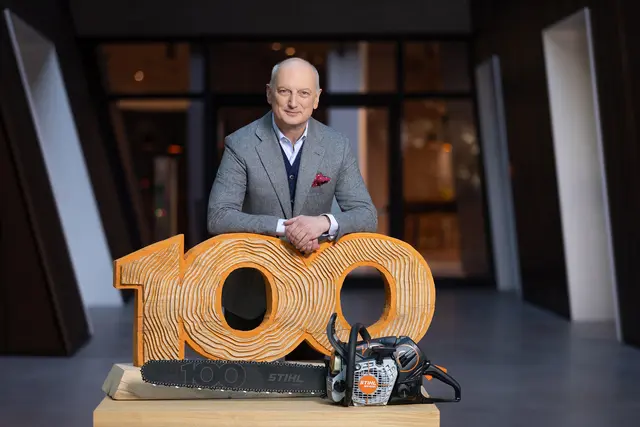 Nikolas Stihl, Vorsitzender des Stihl Beirats und Aufsichtsrats, präsentiert anlässlich des 100-jährigen Firmenjubiläums die Jubiläumssäge Stihl MS 500i Centennial Edition. | Foto: Stihl