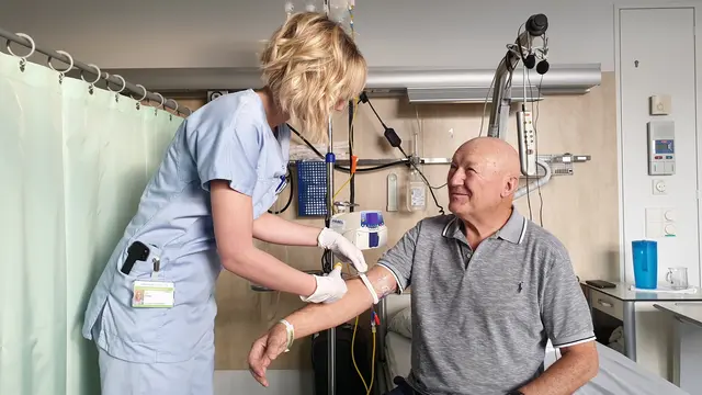 Pflege ist ein Bereich, in dem Engagement, Fachkompetenz und menschliche Verantwortung häufig im Stillen und fernab der öffentlichen Aufmerksamkeit erbracht werden. Der Salzburger Pflegepreis möchte das ändern.  | Foto: Land Salzburg/Sophie Huber-Lachner