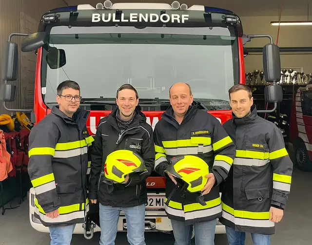 Verwalter Stellvertreter Christian Müller, Michael Nagl - Mitarbeiter Simonsfeld Windkraft AG, FF-Kommandant HBI Rene Hobersdorfer, Leiter Verwaltungsdienst Christoph Riener bei der Übernahme der Helme. | Foto: FF Bullendorf