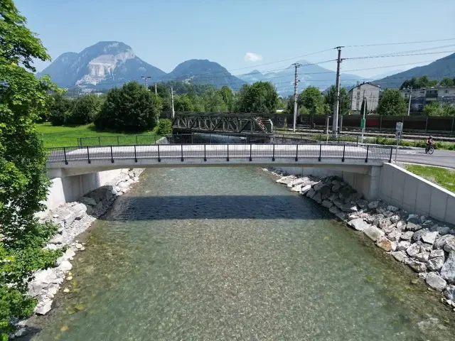 Die neue Rendlbrücke (bereits im Mai 2025 fertiggestellt) verbindet Wörgl und Kirchbichl und ist ein wichtiger Bestandteil des Hochwasserschutzprojekts Brixentaler Ache. | Foto: Land Tirol