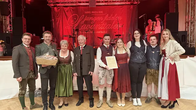Max Strohmaier, Bgm Manuel Müller, 1. Pärchen, 2. Pärchen, Mädelleiterin der Landjugend Kreuzen Hannah Leitner und Obmann Thomas Staber, Valentina Gutkas, Leiterin der Landjugend Österreich  | Foto: Privat
