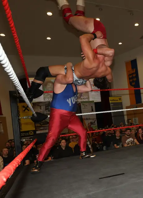 "Yugo" Mirko Panic holt Rage und Ricky Sky schmerzhaft vom obersten Ringseil | Foto: Alex Singer