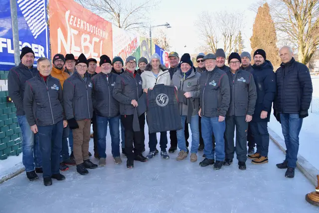 Gerhard Leitner übergibt die willkommenen Jacken an Obmann Helmut Prattes und den ÖKB Kameraden.  | Foto: MeinBezirk/Josef Strohmeier