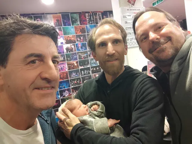 Beim letzten Männercafé des Jahres 2025 wurde gleich ein Rekord verzeichnet, nämlich der des jüngsten Männercafé-Besuchers. Thomas Radl war seinem neugeborenen Sohn Aron (1 Woche alt) mit dabei. 
Helmut Ranalter, Thomas Radl mit Sohn, JUZ Mitarbeiter David Schwarz | Foto: Privat