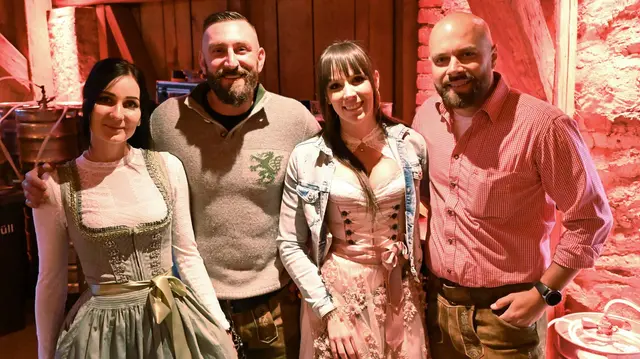 Hannes Kaufmann (2. v. l.) freute sich über zahlreiche Besucherinnen und Besucher beim ersten Schladnitzer Stadlfest.  | Foto: Norbert Ortner