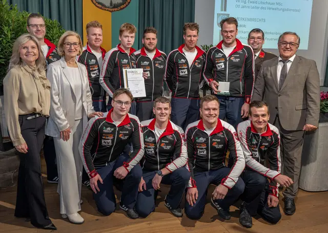 Ehrenurkunde der Marktgemeinde Göpfritz an der Wild in Silber für die Wettkampfgruppe der Freiwilligen Feuerwehr Merkenbrechts, im Bild mit Landeshauptfrau Johanna Mikl-Leitner (2.v.l., stehend), Bürgermeisterin Silvia Riedl-Weixlbraun (links, stehend) und Vizebürgermeister Werner Scheidl (rechts, stehend). | Foto: NLK Khittl