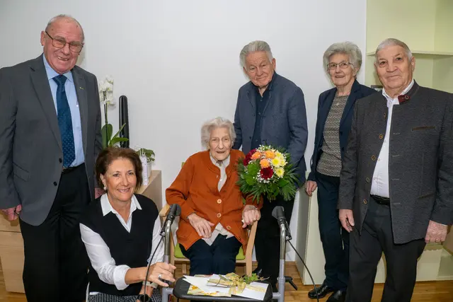 Seniorenbund-Bezirksobmann Franz Traunmüller, die Tochter der Jubilarin mit ihrer Mutter Adelheid Schmied, Landesobmann a.D. Josef Pühringer, Orts-Obfrau Hildegard Brandlmayr und Sprengelbetreuer Hermann Hochreiter. | Foto: Seniorenbund