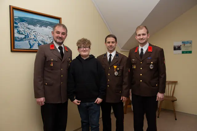 Simon Hainzl trat an diesem Abend der Feuerwehr Poigen bei und wurde von den Mitgliedern herzlich willkommen geheißen. | Foto: Bernhard Palt