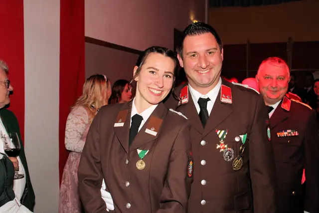Gute Laune war Trumpf bei "Uniform trifft Tracht" in Ligist. | Foto: Cescutti
