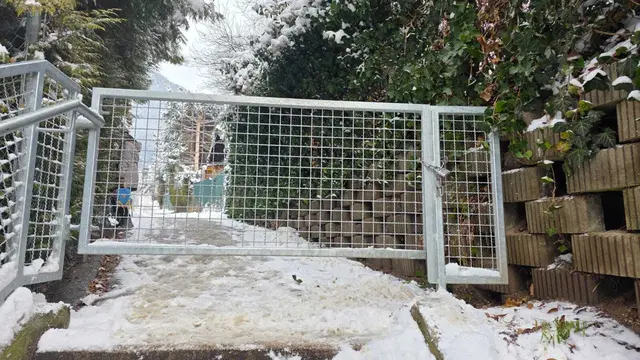 Am 9. Jänner standen Schülerinnen und Schüler der Volksschule Allerheiligen auf dem Heimweg nach der Schule plötzlich vor einem abgesperrten Weg. Die Stadt begründet die Absperrung mit Sicherheitsmaßnahmen. | Foto: privat