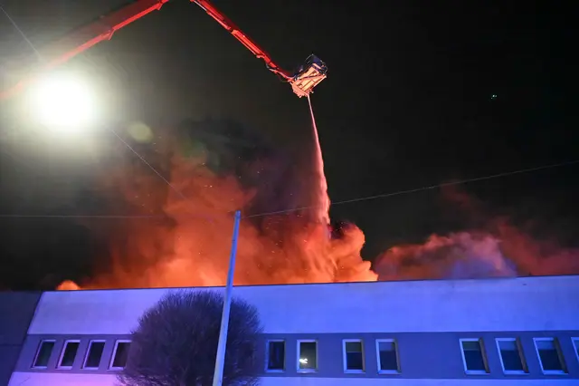 Bis in die frühen Morgenstunden waren die Floranis mit der Brandbekämpfung beschäftigt. | Foto: Stadt Wien | Feuerwehr