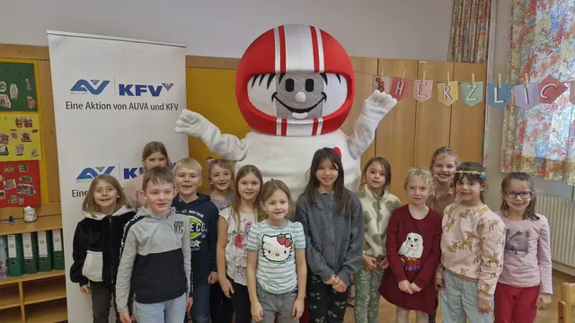 Im Bild: v.lil.n.re.: Isabella Hornik, Emilia Scheichl, Luca Strasser, Nico Kittenberger, Vera Simlinger, Leonie Scherr, Jasmin Wesely, Friederike Michel, Emily Pemmer, Marlena Groiß, Melina Kern, Emma Rihs, Lilly Weichselbaum
