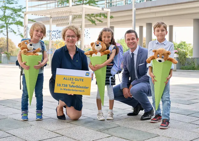 Im Sommer 2025 gratulierten Bildungslandesrätin Christiane Teschl-Hofmeister und Bildungsdirektor Karl Fritthum den Taferlklasslern Toni, Isabella und Valentin. | Foto: NLK Pfeiffer
