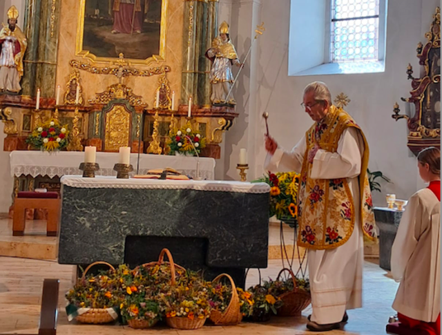 Pfarrer Augustin bei der Kräuterweihe im August. Bis am 6. Jänner 2026 war er aktiv in Ulrichsberg.  | Foto: Eisner