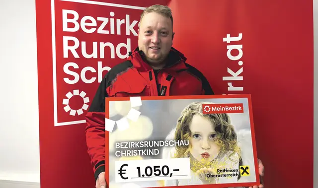Tobias Lengauer aus Grünbach mit symbolischem Spendenscheck. | Foto: MeinBezirk/Roland Wolf
