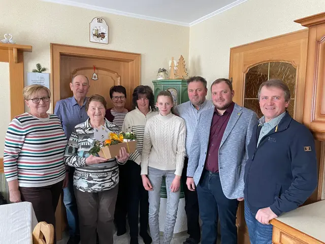 Berta Pfeiffer-Vogl, Stefan Rauch, Jubilarin Herta Rauch, Marianne Haas, Anna Rauch, Leonie Rauch, Reinhold Rauch, David Pichler und Manfred Kitzler (v.l.). | Foto: Marktgemeinde Arbesbach