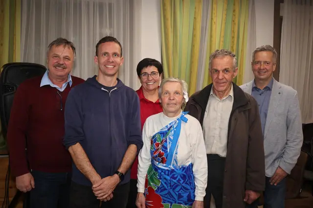 Familie Walzl mit Obfrau Hermine Monsberger bei Vortragsabend.  | Foto: privat