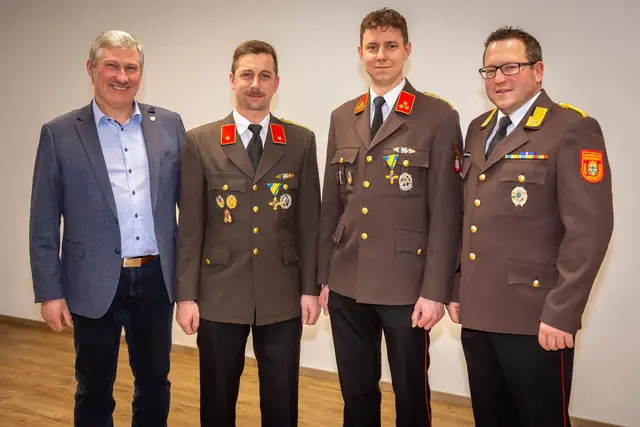 Bürgermeister Martin Frühwirth, Kommandant-Stellvertreter BI Thomas Buxbaum, Kommandant HBI Clemens Huber undLeiter des Verwaltungsdienstes VI Hubert Weichselbaum (v.l.). | Foto: FF Arbesbach