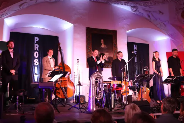 Mit dem "Verschwender" und "Souvenirs" ließen sich die Musiker zwei Zugaben entlocken | Foto: Gerhard Langmann