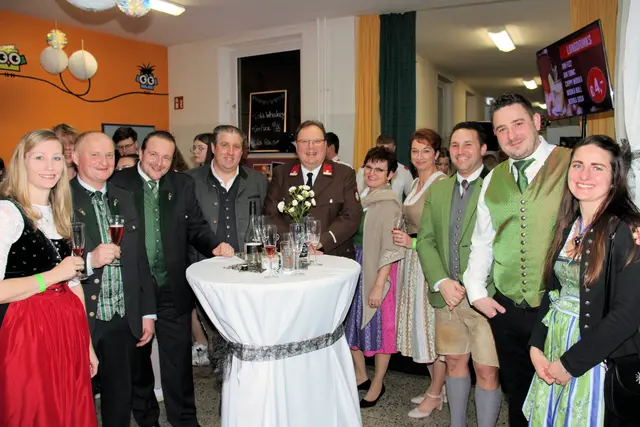 Ein Treffen der weststeirischen Winzer bei "Uniform trifft Tracht". | Foto: Cescutti