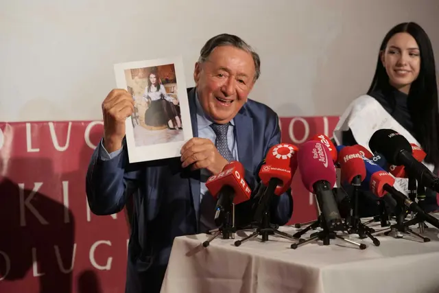 Voller Stolz präsentierte Richard Lugner ein Foto seines letzten Opernball-Stargasts: Priscilla Presley. | Foto: Max Spitzauer / RMW