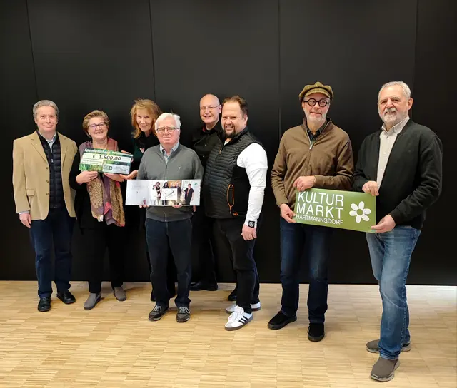 Als würdiges Ende der Ausstellung „Überdosis Kunst" wurde nun der Spendencheck in Höhe von 1.800 Euro übergeben. | Foto: Marktgemeinde Markt Hartmannsdorf