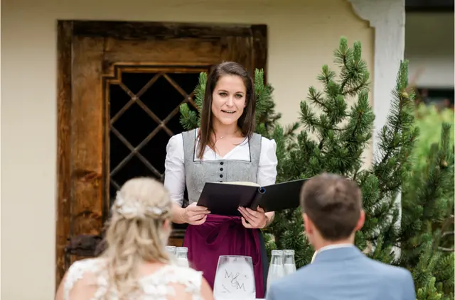 Irena Mayrhofer gestaltet die Zeremonie und die Rede nach den Wünschen des Brautpaares. | Foto: Irena Mayrhofer