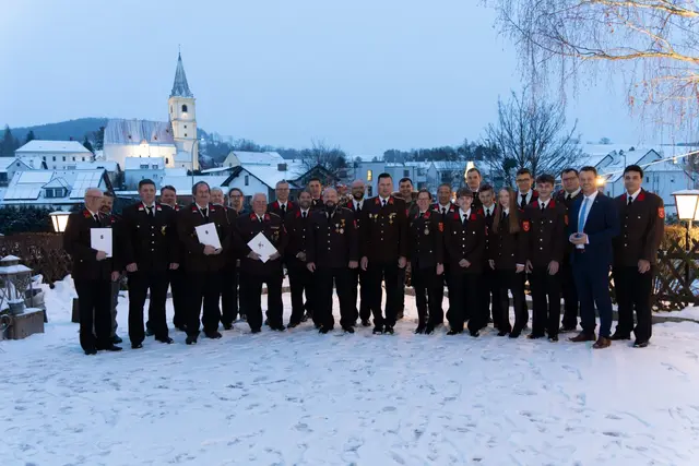 Adolf Kovar, Andreas Ottner, Martin Steurer Pernsteiner, Josef Steurer-Pernsteiner, Marin Dopler, Willibald Heißenberger, David Slavik, Alfred Schabauer, Thomas Riegler, Christian Slavik, Simon Laschtowiczka, Leiter des Verwaltungsdienstes Dieter Eidler-Ster, Manuel Auer, Kommandant Jürgen Simon, Marko Grujic, Kommandant-Stellvertreter Barbara Freiler, Hannes Reithofer, Holzer Xava, Stefan Puchegger, Stefan Stickelberger, Astrid Stickelberger, David Tanzler, Matthias Liebentritt, Norbert Stangl, Bürgermeister Christian Stacherl, Holzer Xava | Foto: Presseteam FF Krumbach