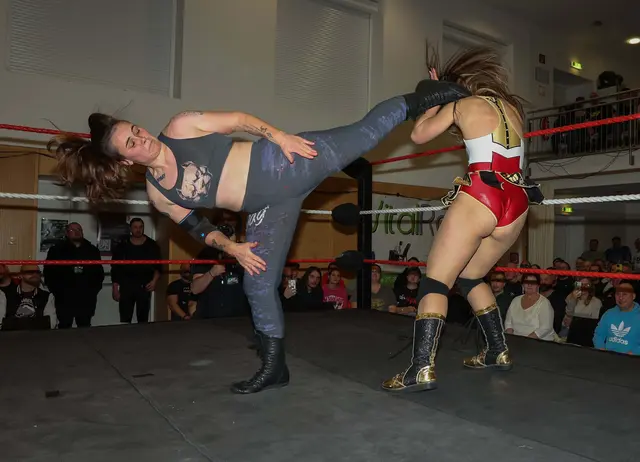 Die Salzburgerin Jessy mit einem Superkick gegen die Ungarin Orsi | Foto: Alex Singer