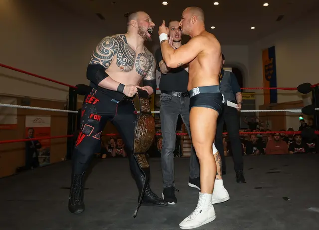 Hauptkampf um die PWÖ Openweight Championship (li. Martn Pain, re. Laurance Roman) | Foto: Alex Singer