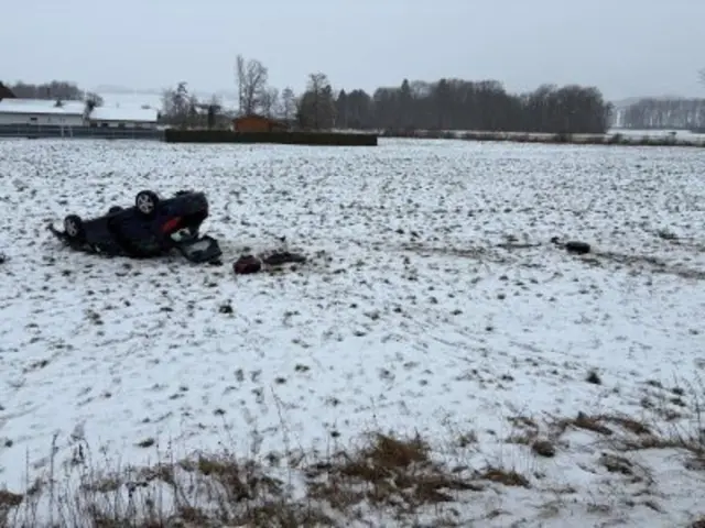 Das Unfallauto landete auf dem Dach. | Foto: FF Ort