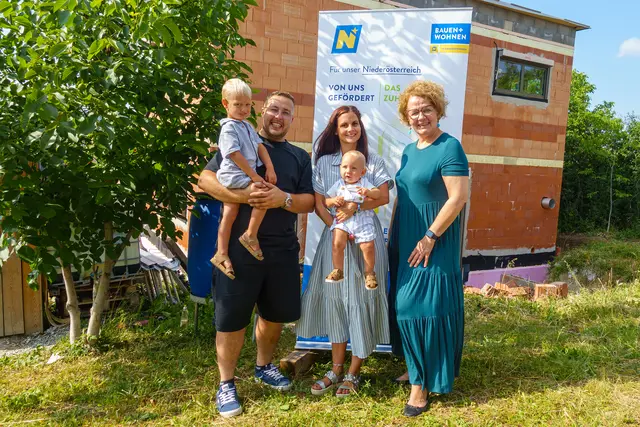 (v.l.n.r.): Leonardo, Eduoard Burlacu, Natalie Burlacu, Sebastian und Wohnbau-Landesrätin Christiane Teschl-Hofmeister | Foto: Pressler