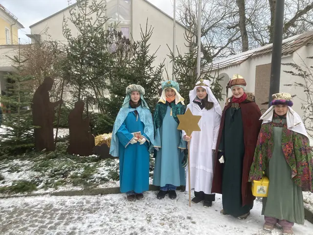 Neben Wohnungen und Häusern besuchten die Schärdinger Sternsinger zwischen 2. und 6. Jänner auch Gastrobetriebe, Banken und Unternehmen, um ihnen den weihnachtlichen Segen zu überbringen. | Foto: Pfarre Schärding