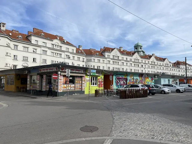 Am Schlingermarkt finden viele unterschiedliche Workshops und Veranstaltungen. Jeden Samstag kann man hier mit einer Yogaeinheit das Wochenende einläuten. (Archiv) | Foto: Luise Schmid / MeinBezirk
